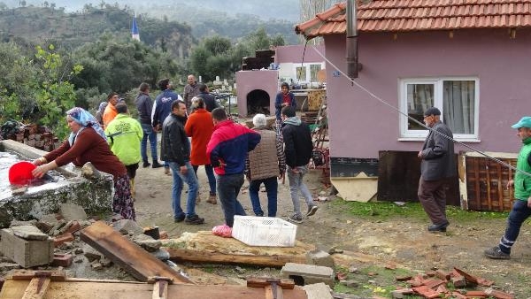 Fırtına ve hortumdan 15 ev zarar gördü, ağaçlar devrildi