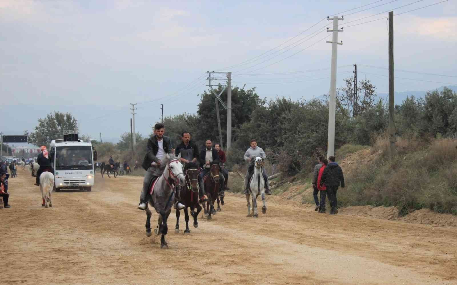 Geleneksel rahvan at yarışları İzmir'de yapıldı