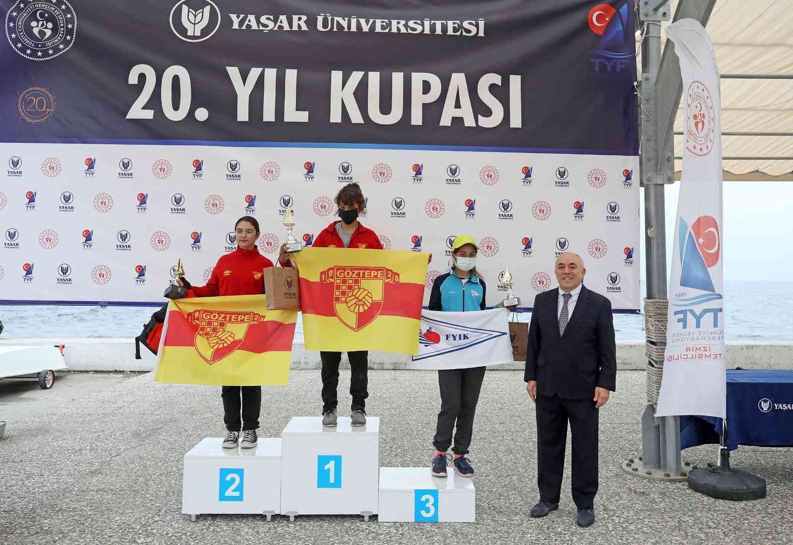 İzmir Körfezi Yaşar Üniversitesi ile renklendi