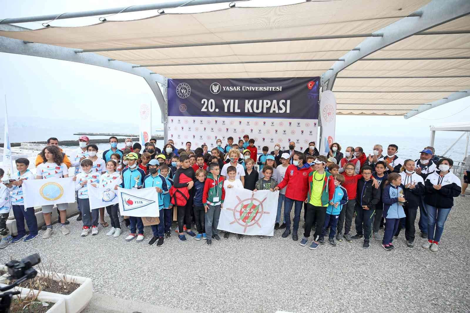 İzmir Körfezi Yaşar Üniversitesi ile renklendi