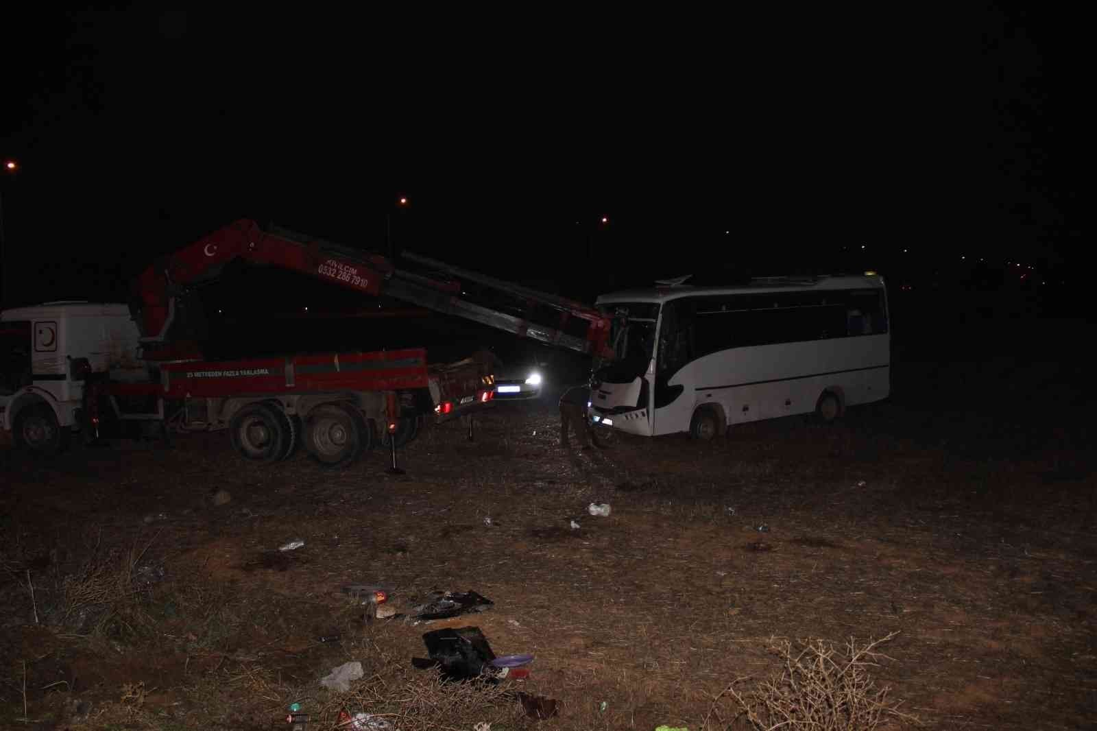 İzmir'de işçi servisleri çarpıştı: 5'i ağır 45 yaralı