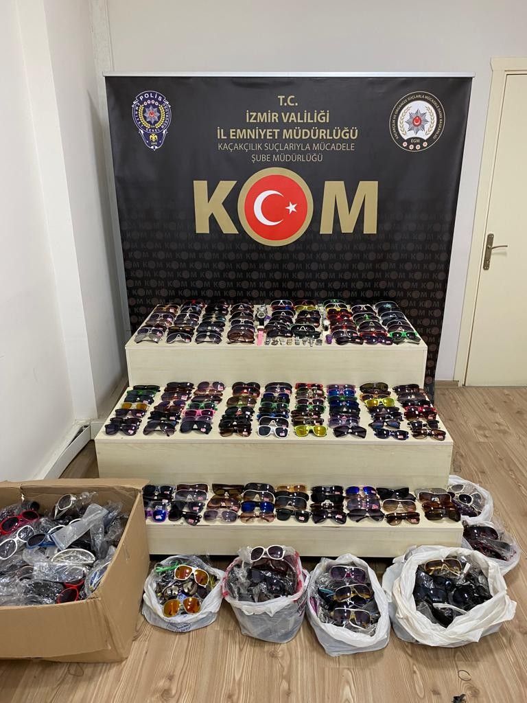 İzmir'de kaçak depolarına baskın!