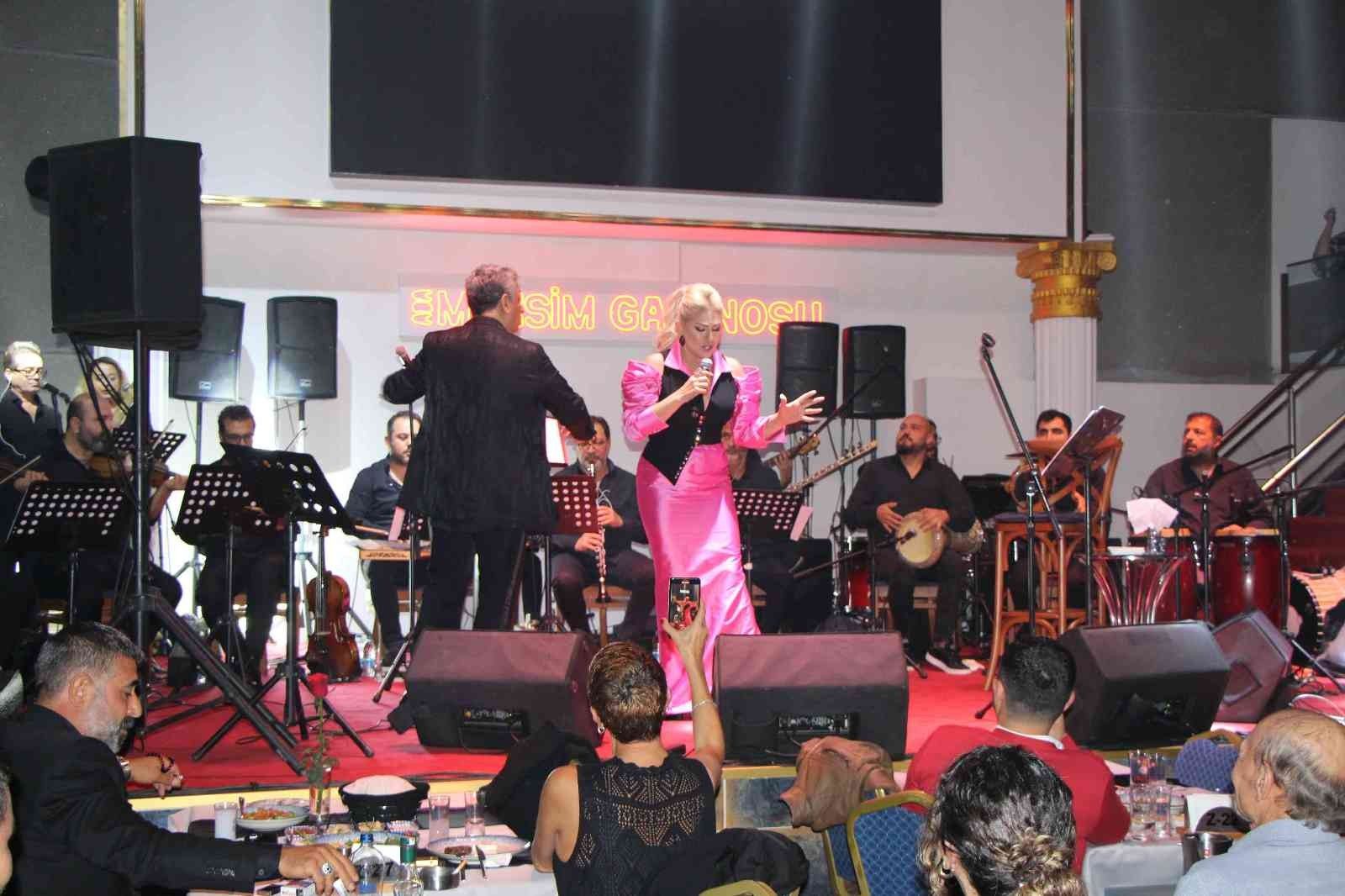 Kuşadası'nda Muazzez Ersoy rüzgarı