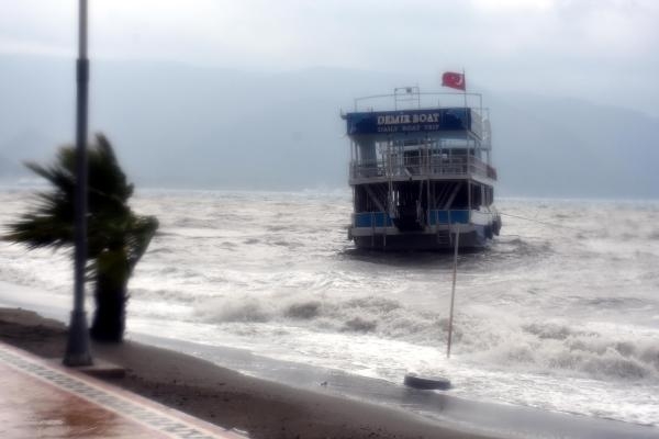 Kuvvetli rüzgar hayatı olumsuz etkiledi