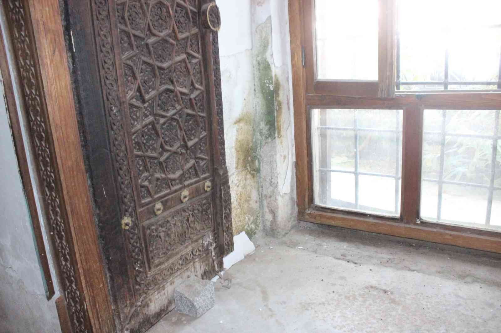 Ödemiş'teki 700 yıllık tarihi cami ilgi bekliyor