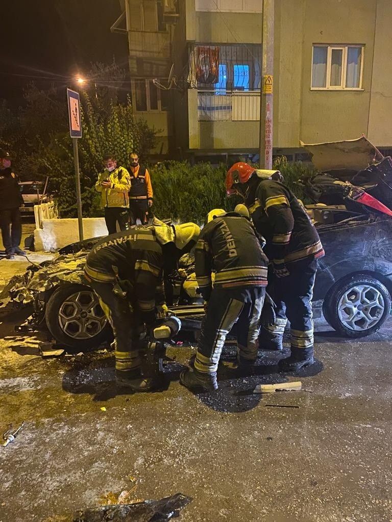 Park halindeki tıra arkadan çarpan otomobil alev aldı; 1 ölü, 1 ağır yaralı