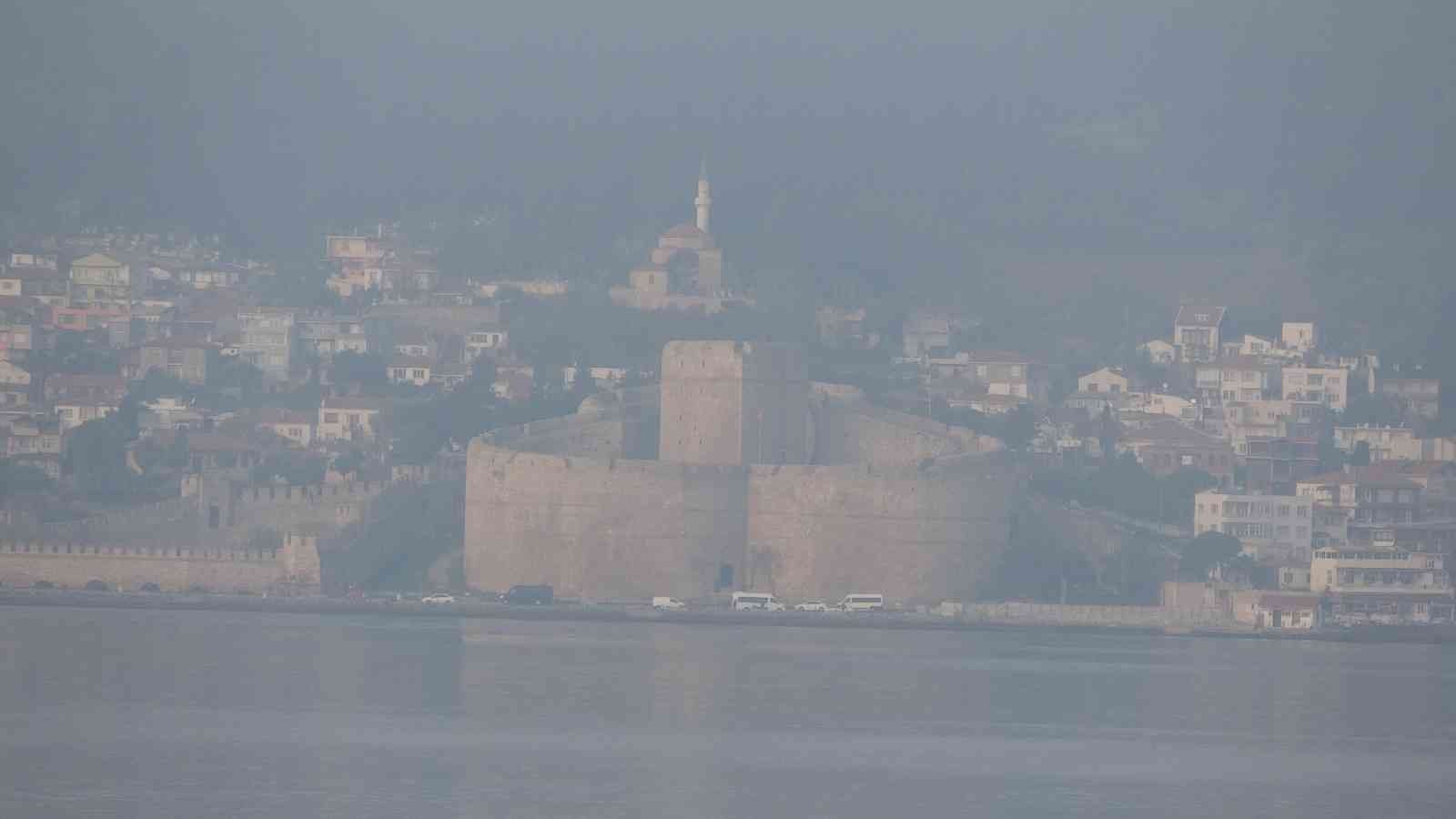 Sis, Çanakkale Boğazı'nı gemi trafiğine kapadı