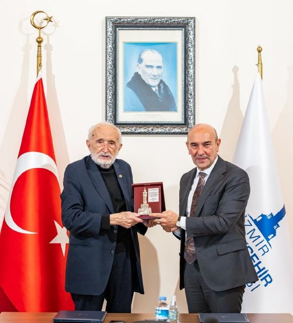 20 bin parçalık Atatürk fotoğraflarını bağışladı