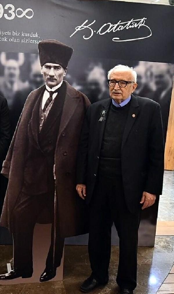 20 bin parçalık Atatürk fotoğraflarını bağışladı