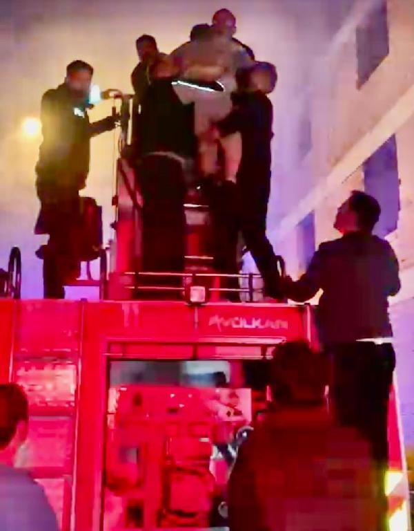 Ahmetli'de çıkan yangında yaşlı çifti itfaiye kurtardı