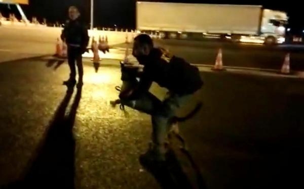 'Alis', otomobildeki 5 kilo uyuşturucuyu buldu 