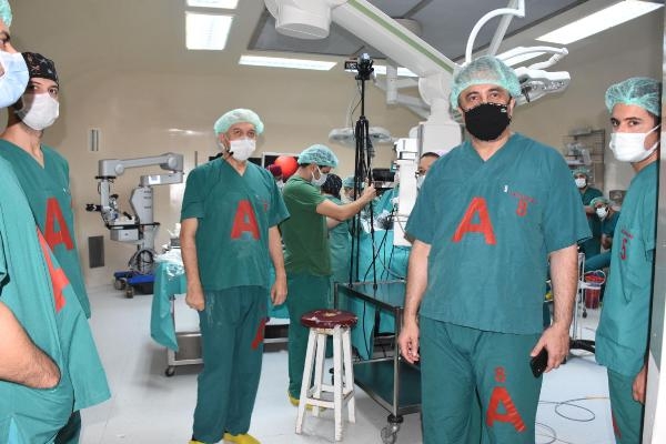 Beyin tümörü bulunan hastaya burundan girilerek ameliyat
