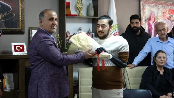 Biyonik kollarına kavuştu, belediyede işe başlıyor