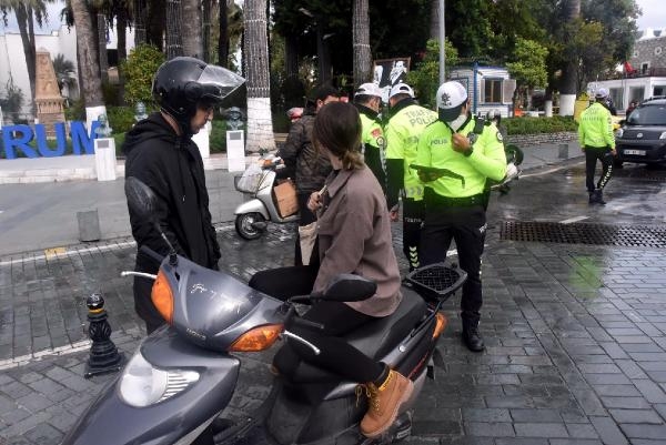Bodrum'da ceza kesilen motosikletli polislerle tartıştı