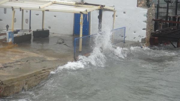 Bodrum'daki fırtınada yelkenli karaya oturdu