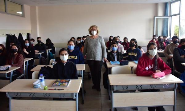 Covid-19'u atlatan Dilek öğretmen öğrencilerine kavuştu