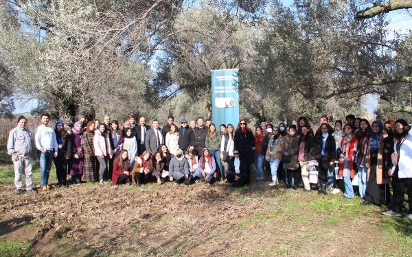 Dalında kalan hurmaları ihtiyaç sahiplerine verildi
