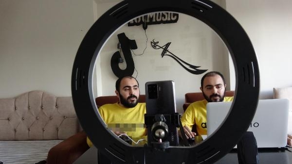 Engelli ikizleri türküler hayata bağlıyor
