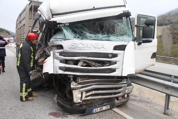 Freni tutmayan TIR konvoya daldı: 2 yaralı
