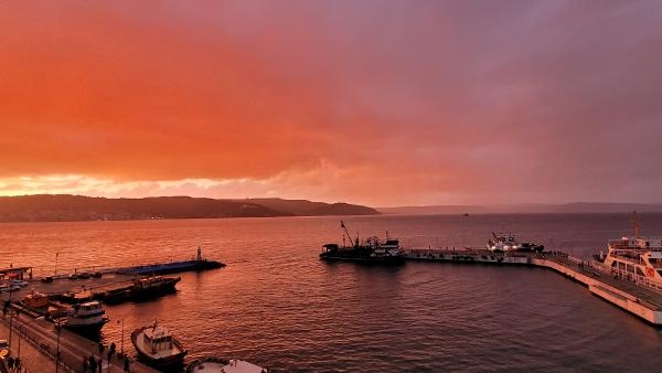 Gün batımında gökkuşağı manzarası