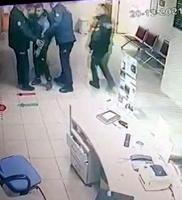 Hastanede satırla dehşet saçtı 
