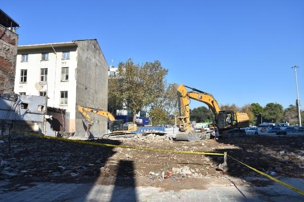 İzmir'de 3 katlı otel, kayma tehlikesine karşı tahliye edildi