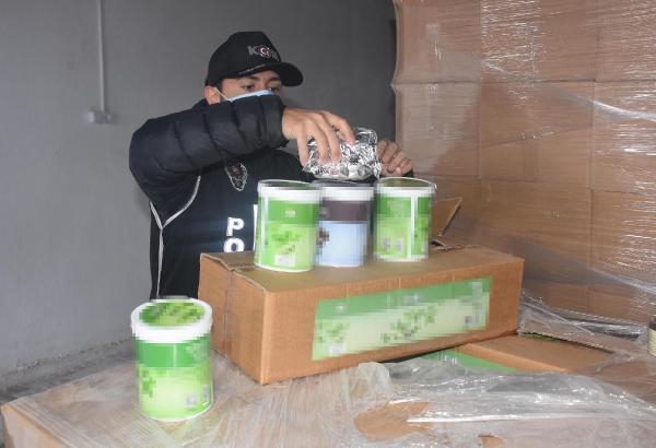 İzmir'de 42 ton kaçak nargile tütünü yakalandı