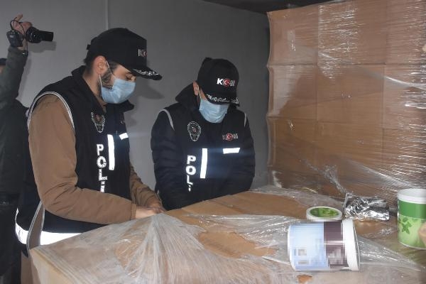 İzmir'de 42 ton kaçak nargile tütünü yakalandı