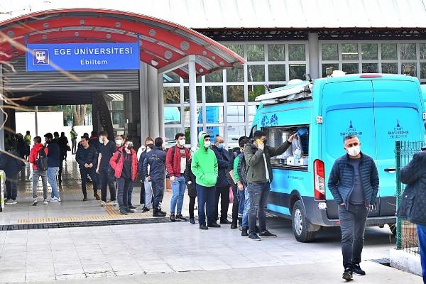 İzmir'de öğrencilere her akşam sıcak yemek