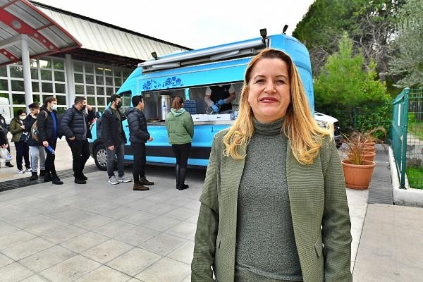 İzmir'de öğrencilere her akşam sıcak yemek