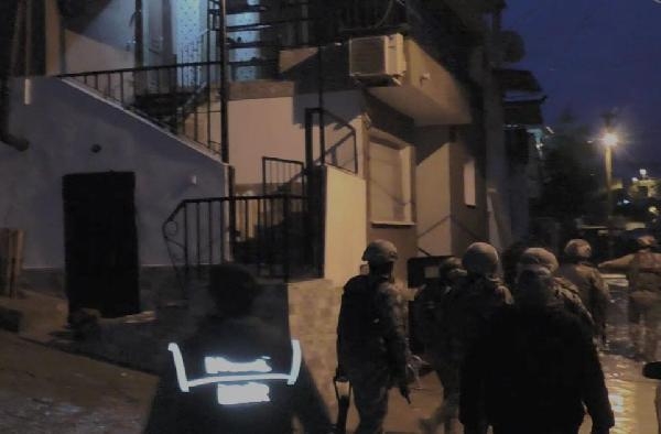 İzmir'de sokakta uyuşturucu satışına 7 tutuklama