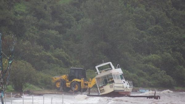 Karaya oturan ahşap tekne kurtarıldı
