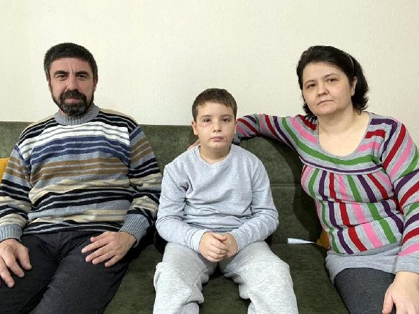 Köpek saldırısı sonrası yüzüne 60 dikiş atılan Mert, günler sonra sokağa çıktı