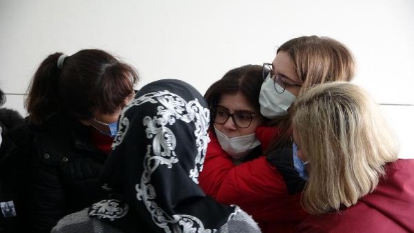 Koronavirüsten hayatını kaybeden ebe için hastanede tören