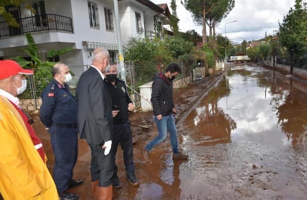 Marmaris, 200 kamyon balçıktan temizlendi
