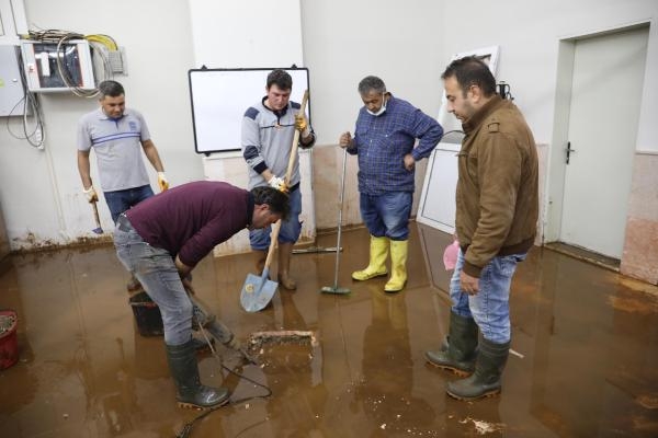 Marmaris, 200 kamyon balçıktan temizlendi
