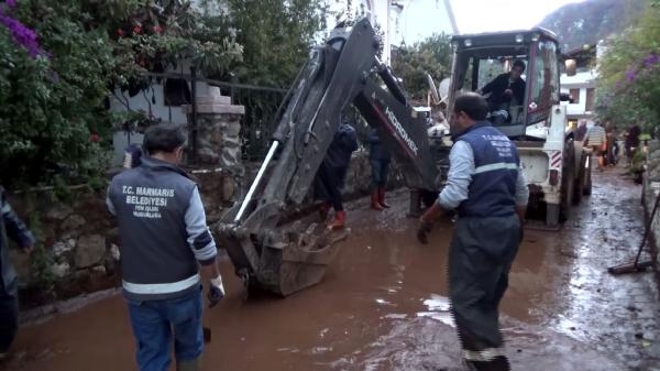 Marmaris, 200 kamyon balçıktan temizlendi