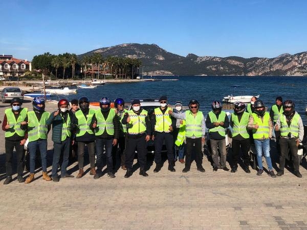 Marmaris'te motosikletlilere kask ve yelek dağıtıldı