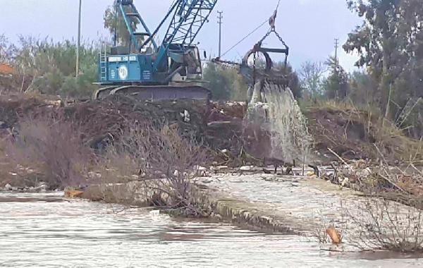 Molozlardan temizlenen Menderes'te balıklar nefes alacak
