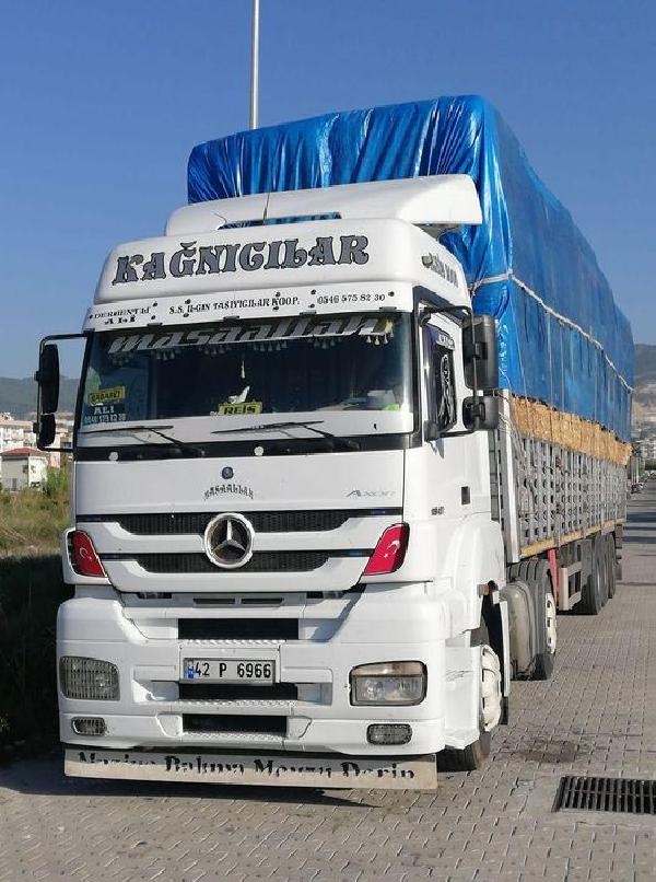 Tamir etmeye çalıştığı TIR ile duvar arasına sıkışan sürücü öldü