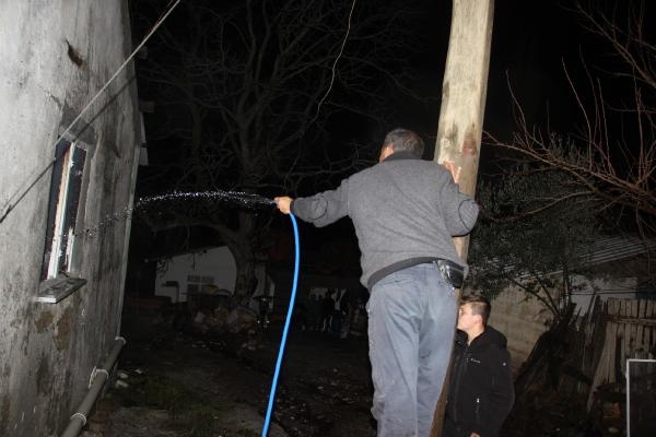 Tek katlı ev yangında kullanılamaz hale geldi