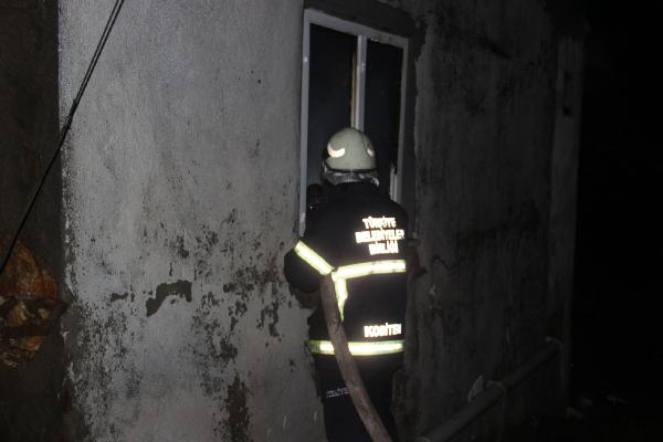 Tek katlı ev yangında kullanılamaz hale geldi