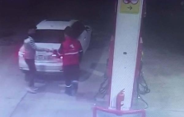 5 genç, ölmeden önce benzin almış!