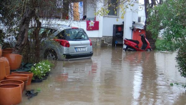 Bodrum yağmura yine teslim! Evleri su bastı