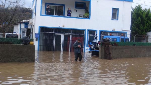 Bodrum yağmura yine teslim! Evleri su bastı