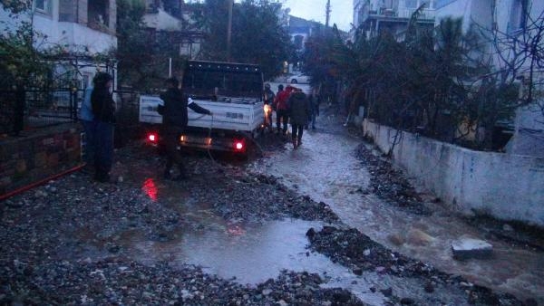 Bodrum'da sağanak yağmur su baskınlarına neden oldu