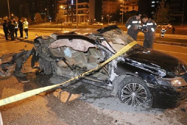 Çekiciye çarpan otomobilde 1 ölü, 1 ağır yaralı