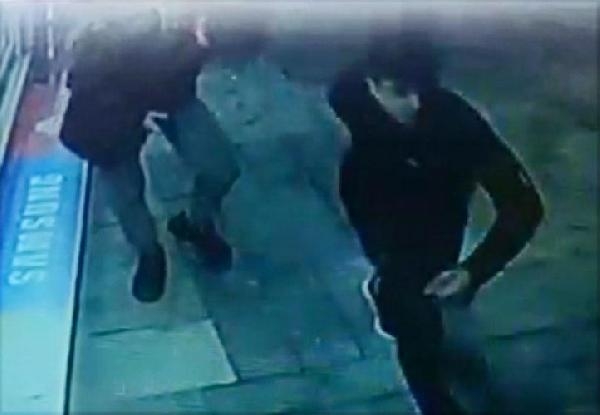 Liselilerin 'yan bakma' kavgası! Bıçaklama anı kamerada