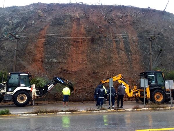 Marmaris- İçmeler kara yolunda heyelan! 45 dakika kapandı