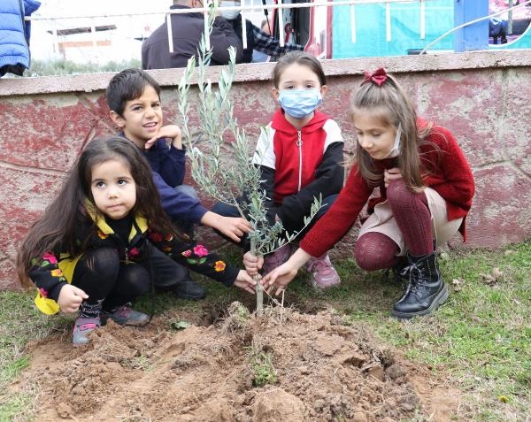 Minikler, meyve fidanlarını toprakla buluşturdu